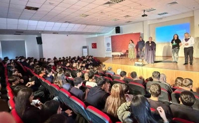 Mersin&rsquo;de &rsquo;madde bağımlılığı&rsquo; konulu tiyatro b&uuml;y&uuml;k ilgi g&ouml;rd&uuml;