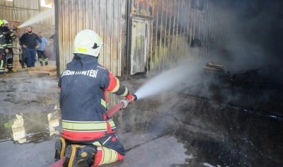 Mersin’de palet imalathanesinde çıkan yangın kontrol altına alındı