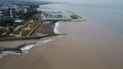Mersin&rsquo;de Sel Felaketi: Dereler Taştı, Akdeniz Kahverengiye B&uuml;r&uuml;nd&uuml;, Vatandaşlar Sahillerden Odun Topladı