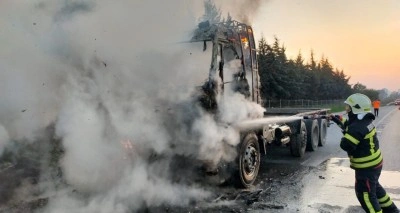 Mersin’de seyir halindeki kamyonda yangın