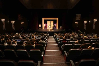 Mersin’in ’Eyvah Nadir’ oyunu beğeni topladı