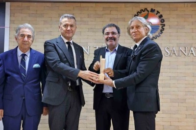 Mersin Kenti Edebiyat &Ouml;d&uuml;l&uuml; Ahmet &Uuml;mit&rsquo;in