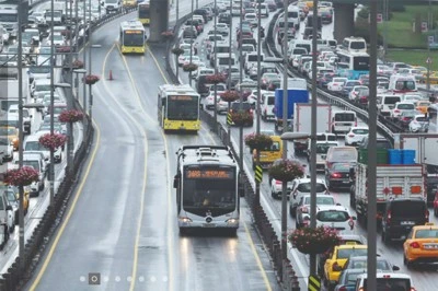 Metrobüs Kazası: Yolcular Tahliye Edildi
