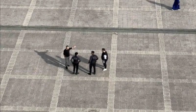 Meydandaki yumruklu kavgayı polis b&uuml;y&uuml;meden &ouml;nledi