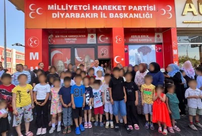 MHP Diyarbakır&rsquo;da y&uuml;zlerce &ouml;ğrencinin okul heyecanına ortak oldu