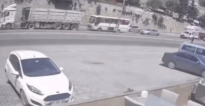 Belen'de Midibüs ve Tır Çarpıştı: 2 Yaralı