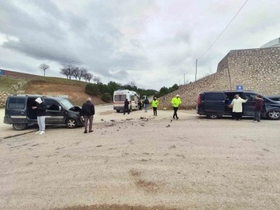 Minibüs ile hafif ticari araç çarpıştı: 6 yaralı