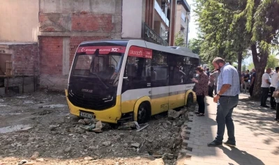 Minib&uuml;s, iş yerine &ccedil;arptıktan sonra boş arsaya u&ccedil;tu