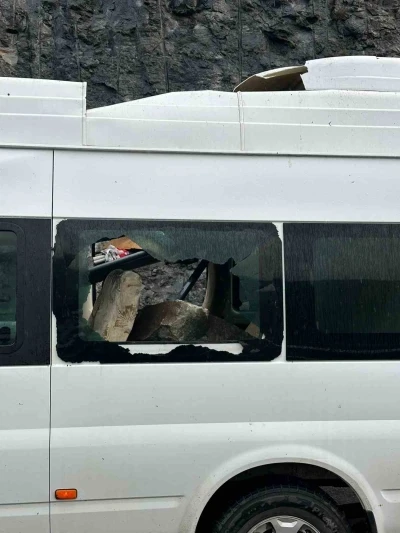 Minibüsün üzerine dev kayalar düştü