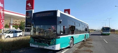 Minib&uuml;s&uuml;n yolcu otob&uuml;s&uuml;ne &ccedil;arptığı kaza kamerada