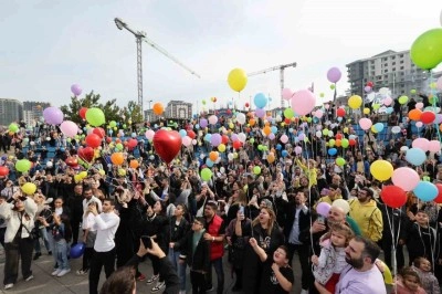 Minik Efe&rsquo;nin l&ouml;semi zaferini g&ouml;ky&uuml;z&uuml;ne binlerce balon bırakarak kutladılar