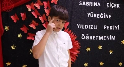 Minik &ouml;ğrencilerden, &ouml;ğretmenlerin kalıplaşmış terimleriyle 24 Kasım kutlaması