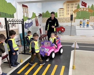 Minik &ouml;ğrencilere uygulamalı trafik eğitimi