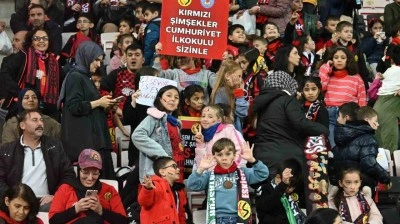 Minik taraftarlar "Kucak Dolusu Hayaller" ile trib&uuml;nle buluştu