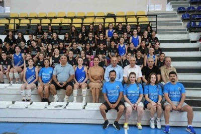 Minik voleybolculardan büyük başarı