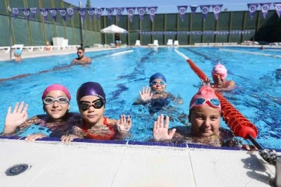 Minik yüzücülerin sertifika heyecanı