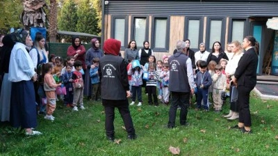 Minikler hem deprem &ccedil;antası hazırladı hem "&ccedil;&ouml;k-kapan-tutun" yaptı