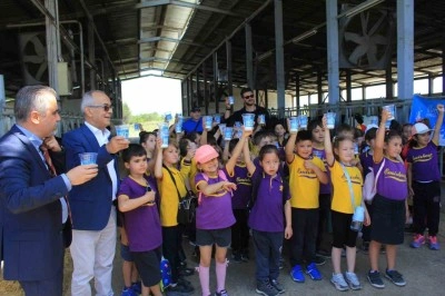 Minikler inekler arasında süt içerek Süt Günü’nü kutladı