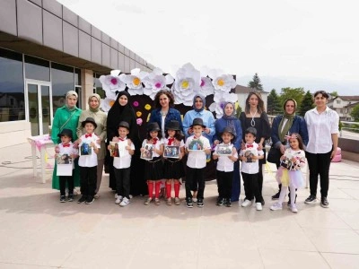 Miniklerden annelerine özel gösteri