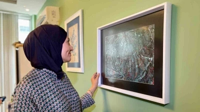 Modern anlayışla s&uuml;rd&uuml;rd&uuml;ğ&uuml; ebru sanatını gelecek nesillere aktarıyor