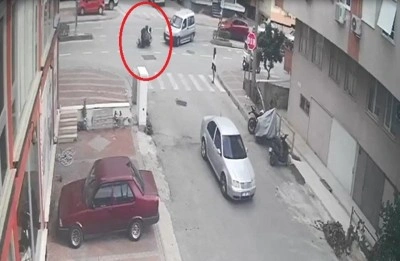 Motosiklet, hafif ticari araca çarpmamak için devrildi: 2 yaralı