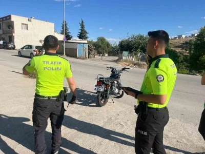 Motosiklet ile kamyonet çarpıştı: 1 yaralı