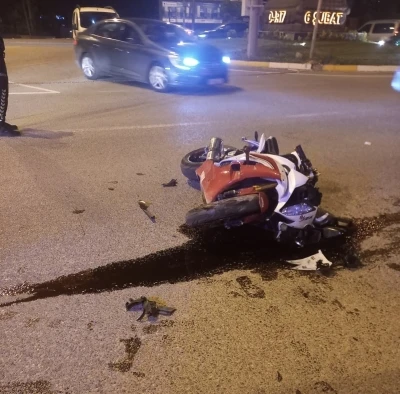 Motosiklet ile otomobil &ccedil;arpıştı: 1 yaralı