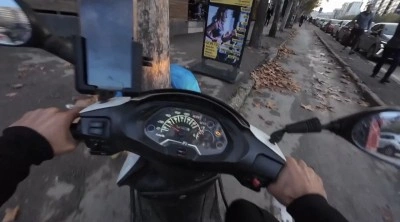 Motosiklet kaydı, duba şaşırttı: Sinirle &ccedil;ıktı, mizahla bitti