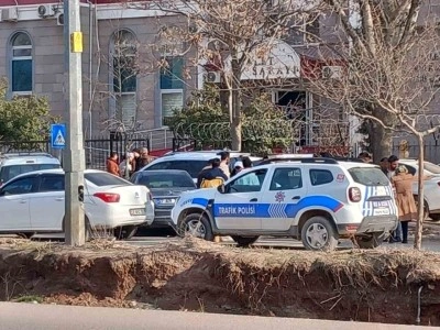 Motosiklet park halindeki otomobile çarptı: 2 yaralı