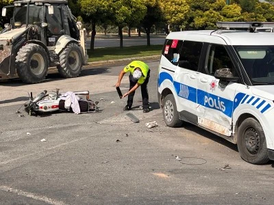 Motosiklet polis aracına &ccedil;arptı: 2 kişi yaralandı