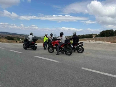 Motosiklet s&uuml;r&uuml;c&uuml;lerine &rsquo;Reflektif Yelek Giy&rsquo;, &rsquo;G&ouml;r&uuml;n&uuml;r Ol&rsquo; uyarısı