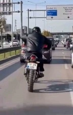 Motosikleti at s&uuml;rer gibi s&uuml;rd&uuml;