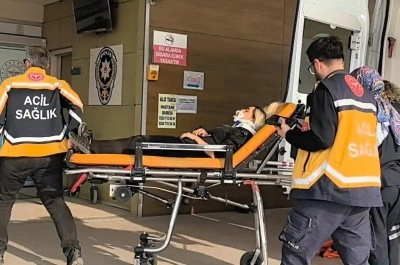 Motosikletin &ccedil;arptığı kadın yaralandı