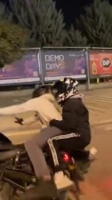 Motosikletiyle &ouml;n kaldırdı, kayarak b&ouml;yle d&uuml;şt&uuml;