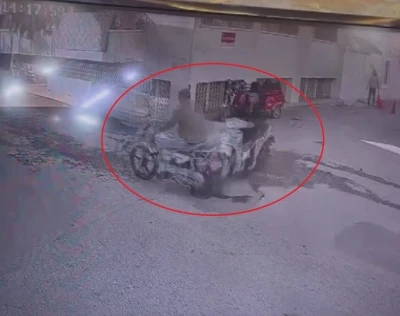 Motosikletlerin kafa kafaya çarpıştığı anlar kameraya yansıdı