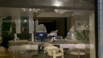 Motosikletli şahıs mağaza camını taşla kırdı