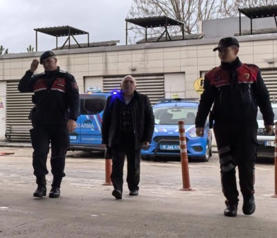 Müdür yardımcısını sokak ortasında darbetti