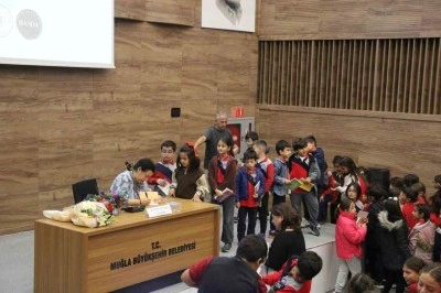 Muğla B&uuml;y&uuml;kşehir Belediyesi Pelin G&uuml;neş&rsquo;i minik okurlarla buluşturdu