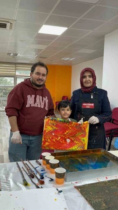 &Ccedil;ocuklar ebru sanatıyla renklerin yolculuğuna &ccedil;ıktı