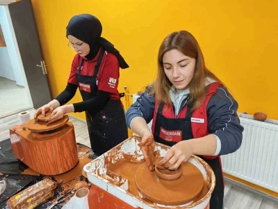Gen&ccedil;ler seramik at&ouml;lyesinde h&uuml;nerlerini sergiledi