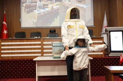 Minik &ouml;ğrenciler arıları ve sağlıklı beslenmeyi &ouml;ğrendi