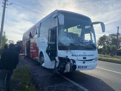 Muğla&rsquo;da otob&uuml;s ile minib&uuml;s &ccedil;arpıştı: 2 yaralı