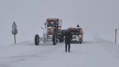 Muş-Kulp Karayolunda Kar ve Tipi Alarmı: Tırlar İ&ccedil;in Trafik Durduruldu