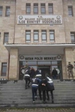 Muş&rsquo;ta firari 2 ş&uuml;pheli su&ccedil; aleti silahla yakalanarak tutuklandı