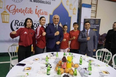 Muş’ta genç sporcular iftar sofrasında buluştu