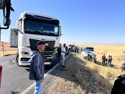 Muş’ta Otomobil ile Tır Çarpıştı: 1 Yaralı Hastaneye Kaldırıldı