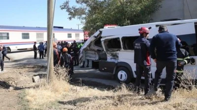 Muş'ta tren öğrenci servisine çarptı: 17 öğrenci yaralandı