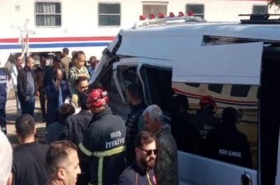 Muş’ta Yolcu Treni ile Okul Servisi Çarpıştı: 17 Öğrenci Yaralandı