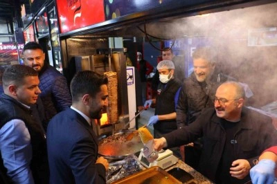 Mustafa Varank, Ankara’da gençlerle kokoreççide sahur yaptı
