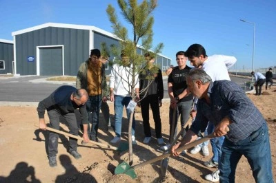 NE&Uuml;, iki farklı etkinlikle şehitlerin hatırasını yeşertti